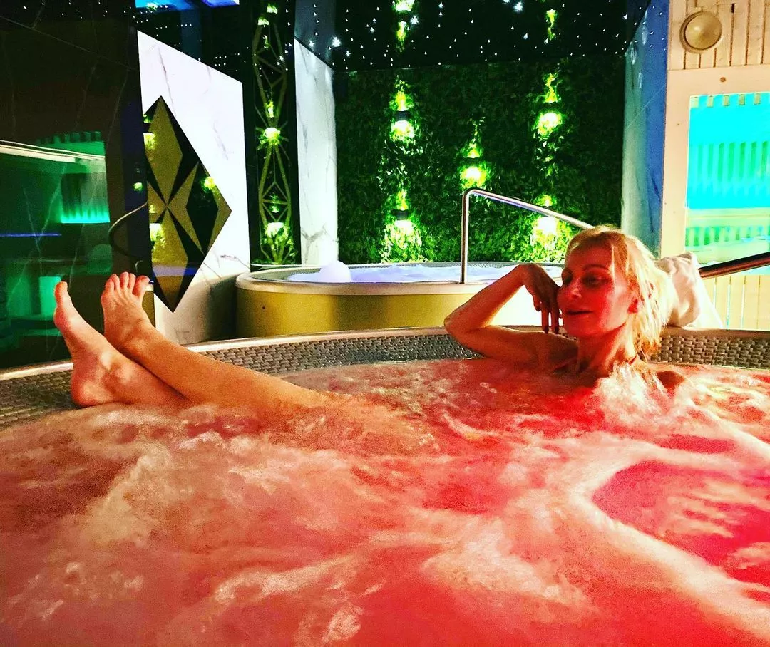 Mega upojne kadry gwiazdy disco polo ze spienionego jacuzzi! Artystka korzysta z chwili! 
